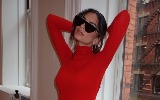 ¿Y Brad Pitt? Emily Ratajkowski es captada besando a misterioso hombre